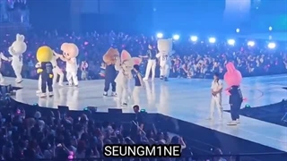 اجرای آهنگ Star lost استری کیدز در فن میتینگ با Skz zoo ♡♡