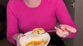 علاقه شدید زن استرالیایی به کله پاچه و آبگوشت