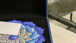 زعفران برای هدیه – گلدان و بشقاب طرح میناکاری – ۴ گرم – کد 1501 - فروشگاه زعفران آنا قاین