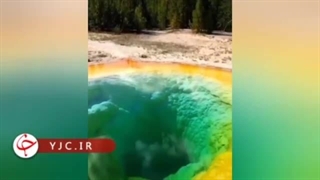 چشمه آب‌گرم در دل سنگ‌های آهکی