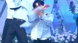 ⋆ فن کم هان یوجین " HAN Yujin " عضو گروه زیروبیس‌وان " ZeroBaseOne " در اجرای in bloom