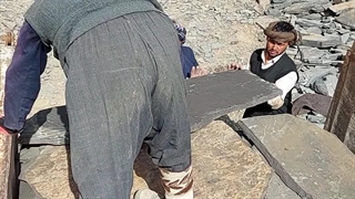 در حال بارگیری سنگ لاشه سنگ ورقه ای مستقیم از معدن