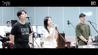 اجرای یکی از موزیک های موزیکال The Days توسط بازیگران