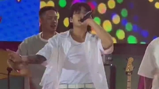 قسمتی از اجرای Jung kook از آهنگ Seven