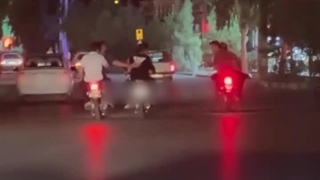 پس گردنی به موقع به مزاحمین نوامیس مردم،حمایت دو موتورسوار و از راننده زن تیبا