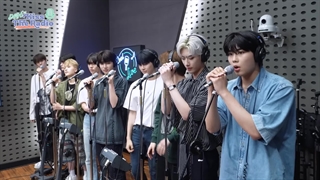 خوندن آهنگ In bloom به صورت زنده از گروه ZeroBaseOne در برنامه ی Cool Live