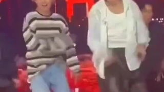 حضور ناگهانی تهیونگ در کنسرت سون جونگ کوک...جوری که جونگ کوک به ته فینگر هارت نشون داد.:))) مرگ منن