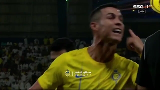 رونالدو با عصبانیت زمین را ترک کرد و حریف را هُل داد!