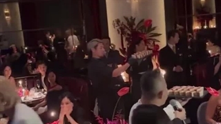 تهیونگ و جیسو  به Paradise Art داخل سئول دعوت شدن تهیونگ و جیسو سر یه میز نشسته بودن