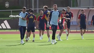 ظاهر جدید گاوی در تمرین اسپانیا با کلاه راگبی