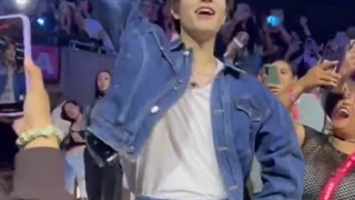 جوری که سونگمین و بنگچان اومدن بین طرفدارا  (من اگه بودم اونجا سکته میکردم، اینا چطو راحت فیلم میگیرن؟؟) - استری کیدز-کنسرت