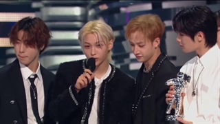 کات کامل دریافت جایزه Best_Kpop در VMA توسط STRAY KIDS