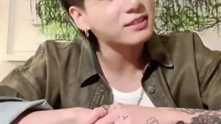 لایو جونگکوک ( BTS) در ویورس همراه زیرنویس فارسی آنلاین♡♡ ( لایو آهنگ 3D).کپشن