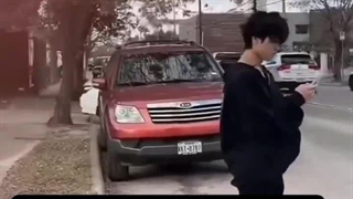 ریکشن دوستش وقتی داره بدون‌توجه از خیابون رد میشه…