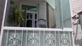 نصب جان پناه شیشه ای برای بالکن