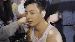 پشت صحنه‌ی ضبط موزیک ویدئوی آهنگ 'Standing Next to you' با همکاری آشر با زیرنویس فارسی