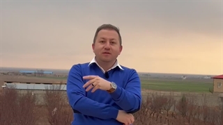 تفاوت این دوتا جمله چیه ؟ He is selfish/He is being selfish