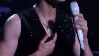 اجرای آهنگ stay اونوو در فن کنسرتش