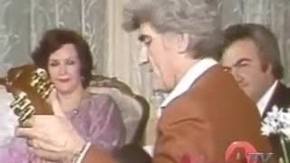 شو نوروزی  مصادف با ۱ فروردین۱۳۶۱ +گیتار نوازی و خواندن آهنگ مهتاب توسط ویگن دردریان در منزل پوران