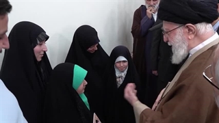 دیدار رهبر معظم انقلاب با زینب شیری جعفرزاده فرزند شهید و عطیه عزیزی حافظان قرآن