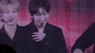 جی و جونگوون سونو رو اذیت می کنن که کتش رو در بیاره چون سونو چیزی زیرش نپوشیده:خنده: