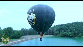پرواز بالن بر فراز دریاچه