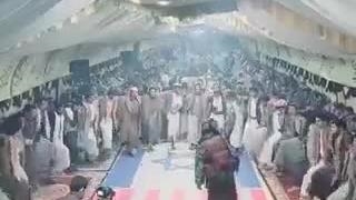 مراسم پایکوبی یمنی ها بر روی پرچم آمریکا و اسرائیل در جشن عروسی