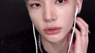 هیون: جونگین هر روز به من زنگ می‌زنه! بم میگه که بدونِ هیونگ نمی‌تونه بخوابه‌‌ ..... کپشن ادامه