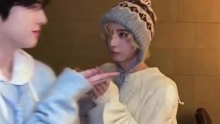 چالش یونگهون و لیهان با اهنگ جدید بوی نکست دور...اسم اهنگ رو یادم نیس..چرااین دوتا اینقدر کیوتن؟؟T-T