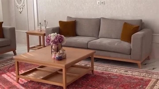 فرش ابریشم ماشینی 100352 زمینه لاکی در دکوراسیون داخلی