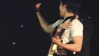 گریه و زجه فایده نداره، میمیرم واسه این بغل