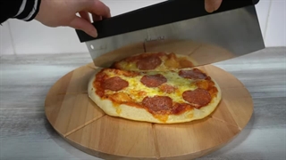 چطور با پیتزا بر هلالی، پیتزای خود را برش بزنیم؟
