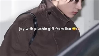 لیسا از انهایپن بابت اینکه باها هم تیک تاک گرفتن تشکر کرده و این عروسک کوشولو رو به جی هدیه داده ...کیوت